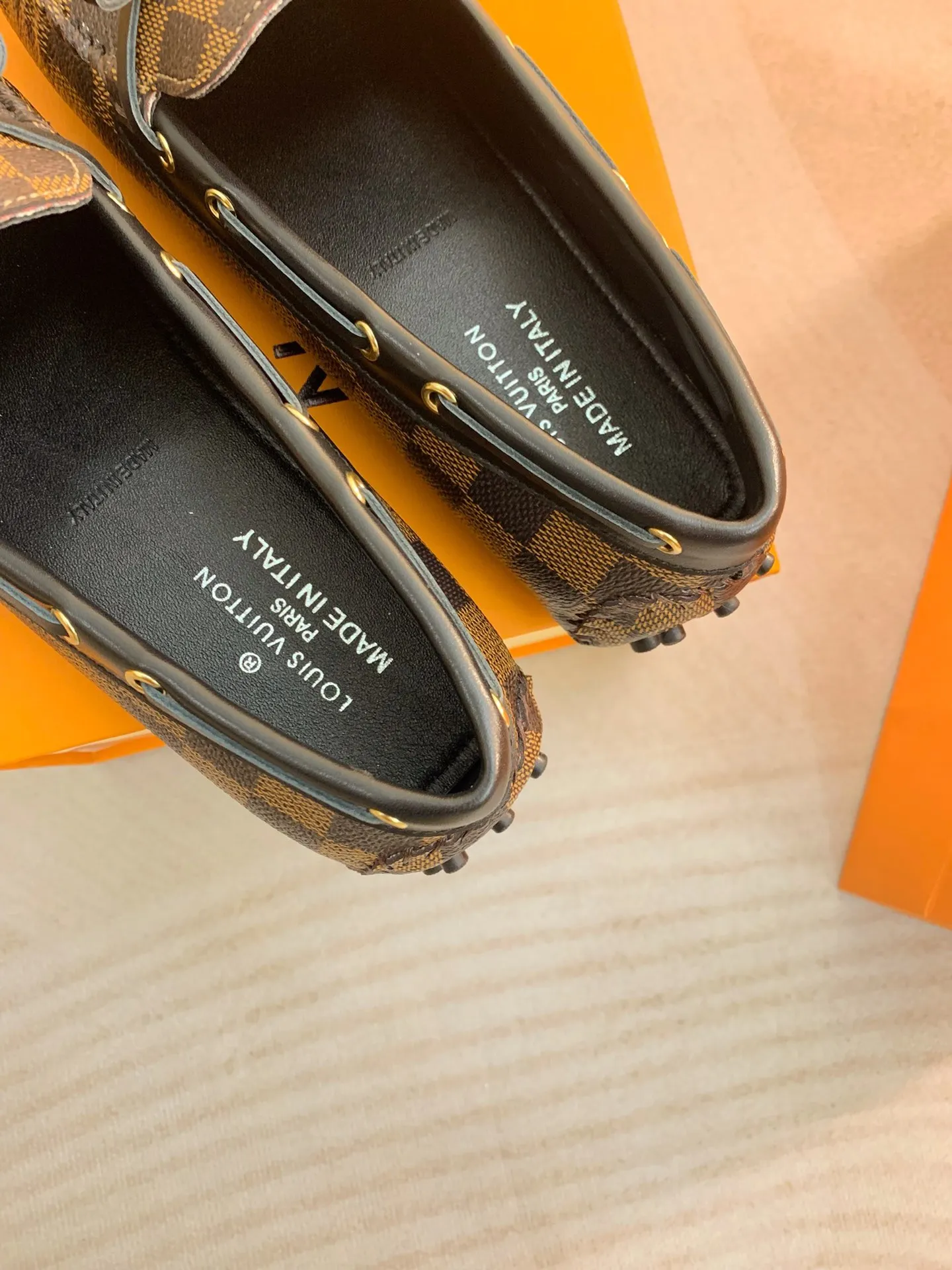 p460💰Couple model❤️🇫🇷 𝙇𝙤𝙪𝙞𝙨 𝙑𝙪𝙞𝙩𝙩𝙤𝙣 🇫🇷Louis Vuitton 2023 Classic𝓛𝓿 𝓣𝓻𝓪𝓲𝓷𝓮𝓻 Sports Series ➪➪➪¯ [Arizona Doudou Shoes Series] ▪️▪️▪️Arizona slip-on shoes are made of Monogram Eclipse canvas. Its hand-painted and dyed edges and hand-sewn uppers fully demonstrate Louis Vuitton's traditional shoemaking craftsmanship. This slip-on shoe is very lightweight. The integrated tongue and upper make it particularly comfortable and flexible. The soft outsole is equipped with rubber padding. Decorated with matching sash. Detailed features: ☑️Monogram Eclipse canvas ☑️Black Eclipse pattern ☑️Hand-painted shoe edges ☑️Hand-sewn uppers (each pair takes time to process) ☑️Integrated tongue and upper construction ☑️Outsole equipped with rubber lining ☑️size: 35_46